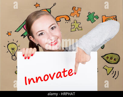 Junge Frau mit Whiteboard mit dem Wort schreiben: innovativ. Technik, Internet, Wirtschaft und Marketing. Stockfoto