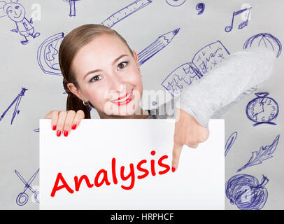 Junge Frau mit Whiteboard mit dem Wort schreiben: Analyse. Technik, Internet, Wirtschaft und Marketing. Stockfoto