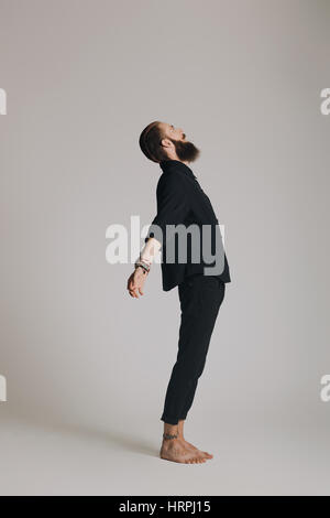 Hipster Stil bärtigen Mann schwarz Shirt im Studio auf weißem Hintergrund Stockfoto