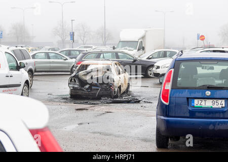 Bleibt der ausgebrannten Auto auf Parkplatz. Angered, Schweden. Model Release: Nein Property Release: Nein. Stockfoto