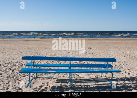 Holzbank direkt am Meer Stockfoto