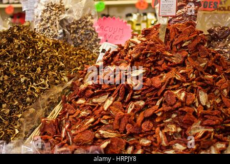 getrocknete Paprika und getrockneten Steinpilzen auf einem Marktstand Stockfoto