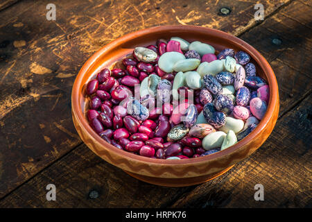 Schüssel mit frischen Bohnen. Gesunde Mischung aus dunkel rote Kidney-Bohnen Stockfoto