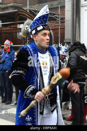 AALST, Belgien, 26. Februar 2017: Prinz Karneval 2017, Raf Sidorski, tanzen in der Sonntag-Parade in Aalst Karneval in Ostflandern. Stockfoto