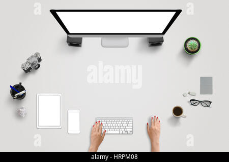 Kreative Arbeit Schreibtisch Szene mit Geräten. Frau Arbeit am PC. Isoliert, weiße, leere Bildschirme für Mock-up Design-Präsentation. Freiraum für Text. Gra Stockfoto