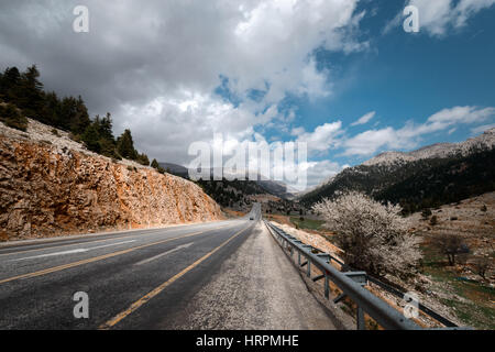 Autobahn im Hochgebirge Stockfoto