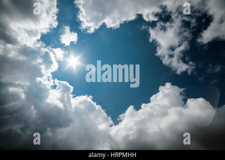 Blauer Himmel, Sonne und Wolken Stockfoto