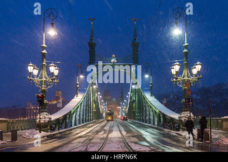 Schnee auf der Szabadsag/Liberty-Brücke in Budapest, Ungarn Stockfoto