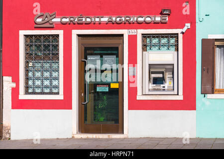 Credit Agricole Bank mit Geldautomaten, Loch in der Wand, in Burano, Venedig, Italien im Januar Stockfoto