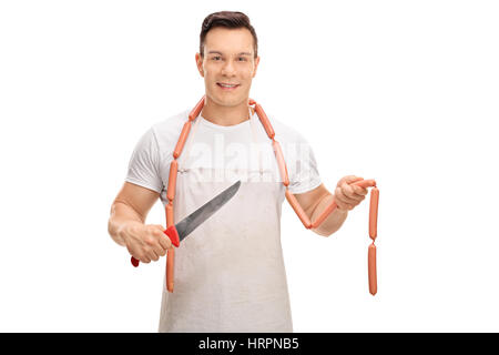 Jungen Metzger mit einem Messer und Rohwürste isoliert auf weißem Hintergrund Stockfoto