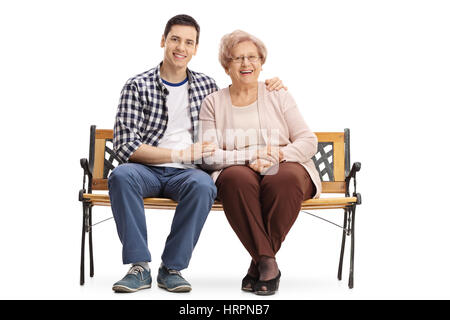 Junger Mann und eine ältere Frau sitzen auf einer Bank und schaut in die Kamera, die isoliert auf weißem Hintergrund Stockfoto