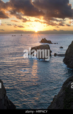 Enys dodnan arch Sonnenuntergang, Lands End Stockfoto