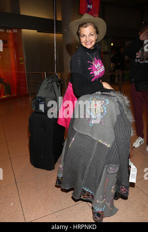 Dschungelcamps Kandidat Frl. Menke am Hamburg Airport.  Mitwirkende: Frl. Menke, Franziska Menke wo: Hamburg, Deutschland bei: 31. Januar 2017 Stockfoto