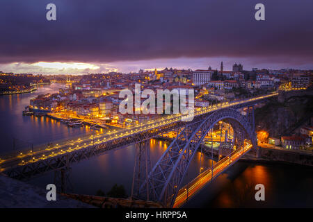 Oporto Blick auf die Stadt bei Nacht Stockfoto