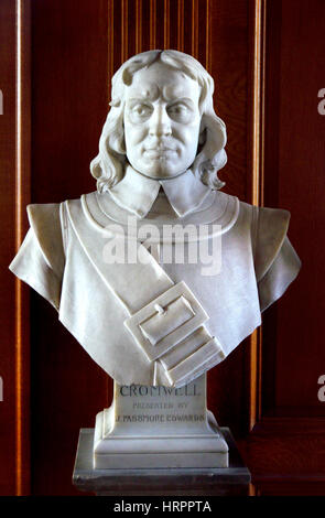 London, England, Vereinigtes Königreich. Kirche von St Giles ohne Predigten, die Barbakane. Büste von Oliver Cromwell Stockfoto