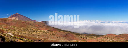 Der Gipfel des Mount Teide auf Teneriffa, Kanarische Inseln, Spanien über den Wolken. Stockfoto