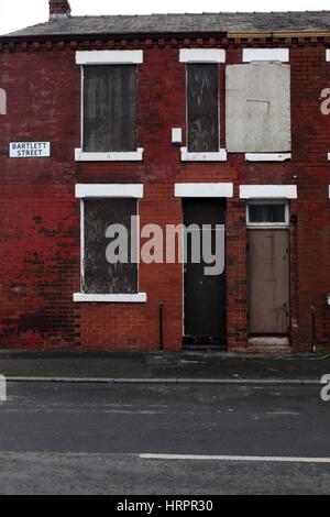 Mit Brettern vernagelt Häuser in Beswick, East Manchester, England, UK Stockfoto