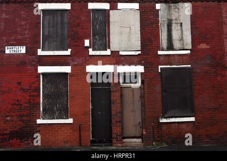 Mit Brettern vernagelt Häuser in Beswick, East Manchester, England, UK Stockfoto