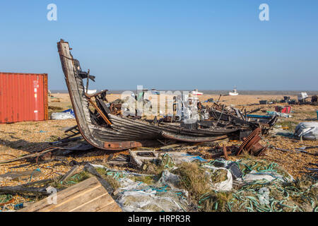 Boot am Strand von Dungeness ausgebrannt. Stockfoto