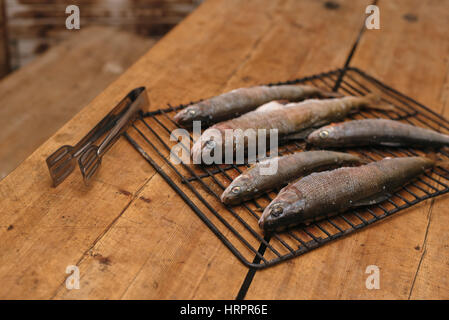 Frischer Fisch vor dem Kochen auf dem Grill. Es liegt auf einem Tisch in einer Fischerhütte am Ufer des Baikalsees. Stockfoto