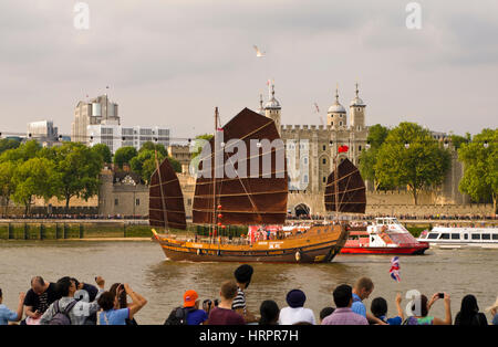 Huatian Shenzhen, einer chinesischen Dschunke, Segeln auf der Themse, London, England, UK Stockfoto