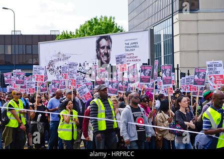 Menschen marschieren in London im Jahr 2011, nach dem Tod von DJ Smiley Kultur unter Polizei verhaftet Stockfoto