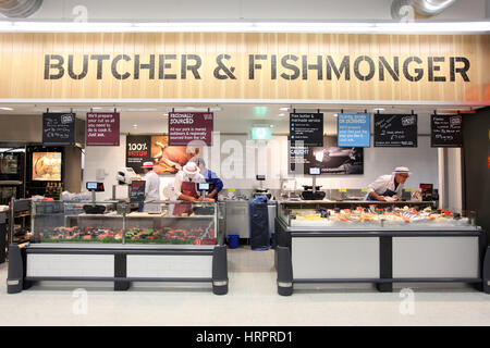 Sainsburys Supermarkt in Colne, Großbritannien. Fleischer und Fischhändler Zähler Stockfoto