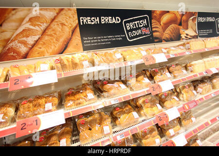 Sainsburys Supermarkt in Colne, Großbritannien. Frisches Brot display Stockfoto