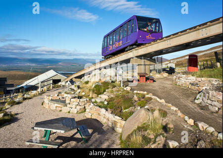 Cairngorm Mountain funicular Installation auf Cairn Gorm in Cairngorm National Park Highland Schottland Großbritannien mit Standseilbahn Auto aufsteigend Stockfoto