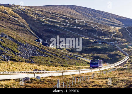 Blick Richtung Gipfel des Cairngorm und der Standseilbahn Bergstation mit Seilbahn Auto absteigend und mittleren Mittelstation Zentrum. Stockfoto