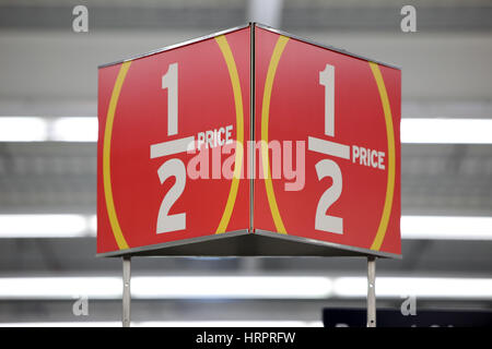 Sainsburys Supermarkt in Colne, Großbritannien. Halben Preis Zeichen Stockfoto