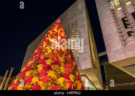 Weihnachtsschmuck im Eingangsbereich von Valletta, Malta Stockfoto