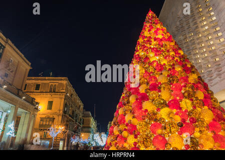 Weihnachtsschmuck im Eingangsbereich von Valletta, Malta Stockfoto