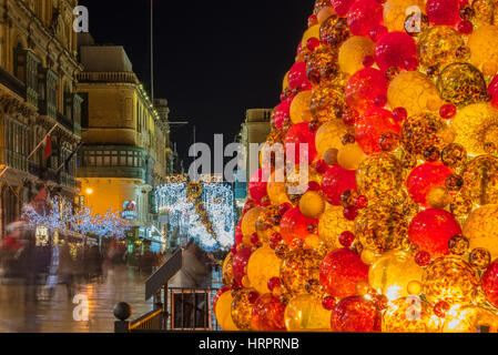 Weihnachtsschmuck im Eingangsbereich von Valletta, Malta Stockfoto