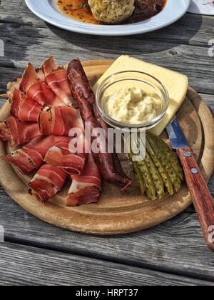 Eine typische Südtiroler gemischte kalte Platte serviert auf einem Holzbrett Stockfoto