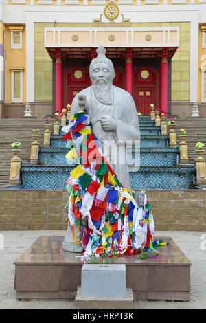 Die ältere weiße. Der buddhistischen Komplex "Wohnstätte Golden Buddha Shakyamunis" Stockfoto