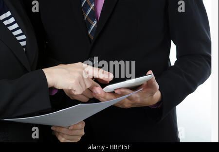 Nahaufnahme der Geschäftskollegen Erörterung der Situation auf Daten auf dem Bildschirm eines Tablet-PCs gezeigt. Stockfoto