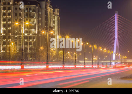 Nachtansicht der Heydar Aliev Avenue in Baku, Aserbaidschan, Lichtspuren der Straße Verkehr Stockfoto