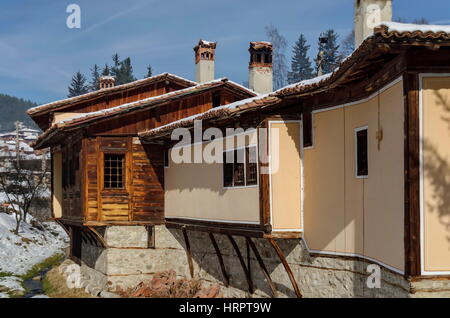 Ein Wohnviertel der authentischen alten und neuen bulgarischen Häuser in der Stadt Koprivshtitsa, Bulgarien Stockfoto