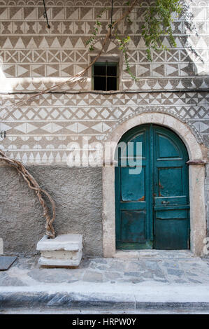 Die Straßen der mittelalterlichen Dorf Pyrgi in Chios mit Häusern bedeckt mit dekorativen Motiven Xysta (Sgraffito).  Pyrgi in Chios ist bekannt als die " Stockfoto