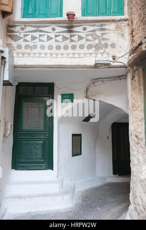 Die Straßen der mittelalterlichen Dorf Pyrgi in Chios mit Häusern bedeckt mit dekorativen Motiven Xysta (Sgraffito).  Pyrgi in Chios ist bekannt als die " Stockfoto