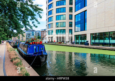 LONDON - 22 AUGUST: Dies ist die Regents Canal in Kings Cross, wo viele Menschen gehen, Spaziergänge und einige eigene Bootshäuser am 22. August 2016 in London statt, Stockfoto