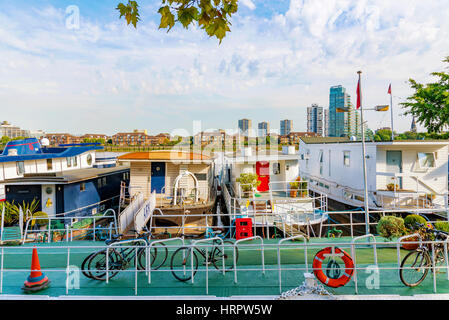 LONDON - 25 AUGUST: Dies sind Boote entlang der Themse in Chelsea, wo viele wohlhabende Menschen am 25. August 2016 in London leben, Stockfoto