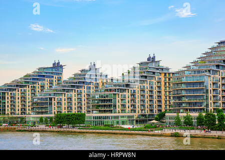 LONDON - 25 AUGUST: Das sind moderne Uferpromenade Wohnhäuser, die vor kurzem in Wandsworth am 25. August 2016 in London entwickelt wurden Stockfoto