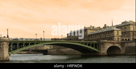 Schöne Szene am frühen Nachmittag - Pont au Change, Seineufer, Paris Stockfoto