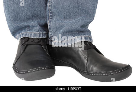 Schwarze Lederschuhe, graue indigo Denim-Jeans, lässige Herren Sneaker Closeup, Mannes Füße Fuß Beine isoliert Stockfoto