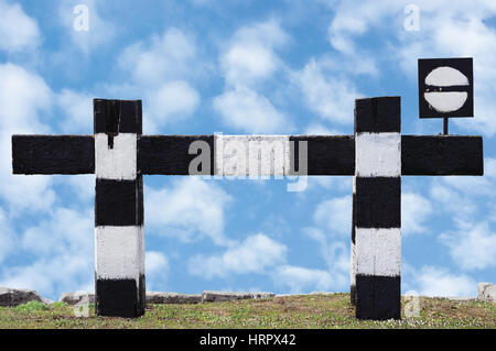 Sackgasse nicht durch Zug Eisenbahn Verkehrszeichen, isoliert verwitterte alte Grunge Züge Bahn Haltestelle Symbol Signal Signage, schwarz / weiß gestreift retr Stockfoto