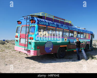 Ein Lebensmittel LKW/Bus sitzt in der Wüste außerhalb Taos, NM Stockfoto