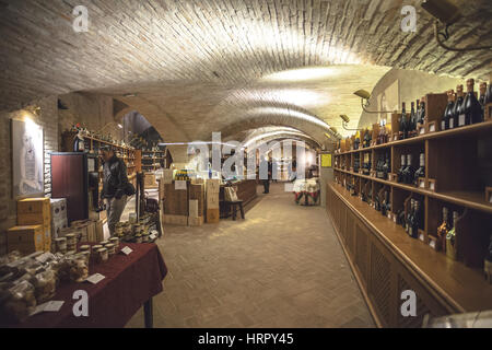 Keller Wein Shop im Castello Sforzesco in Dozza, Italien Stockfoto