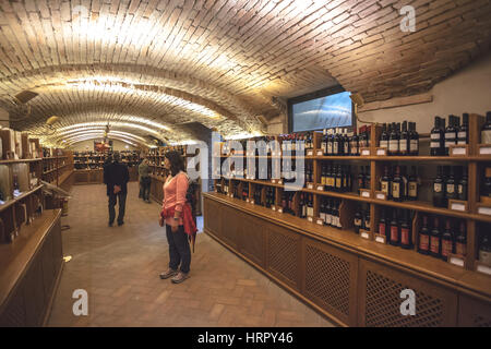 Keller Wein Shop im Castello Sforzesco in Dozza, Italien Stockfoto